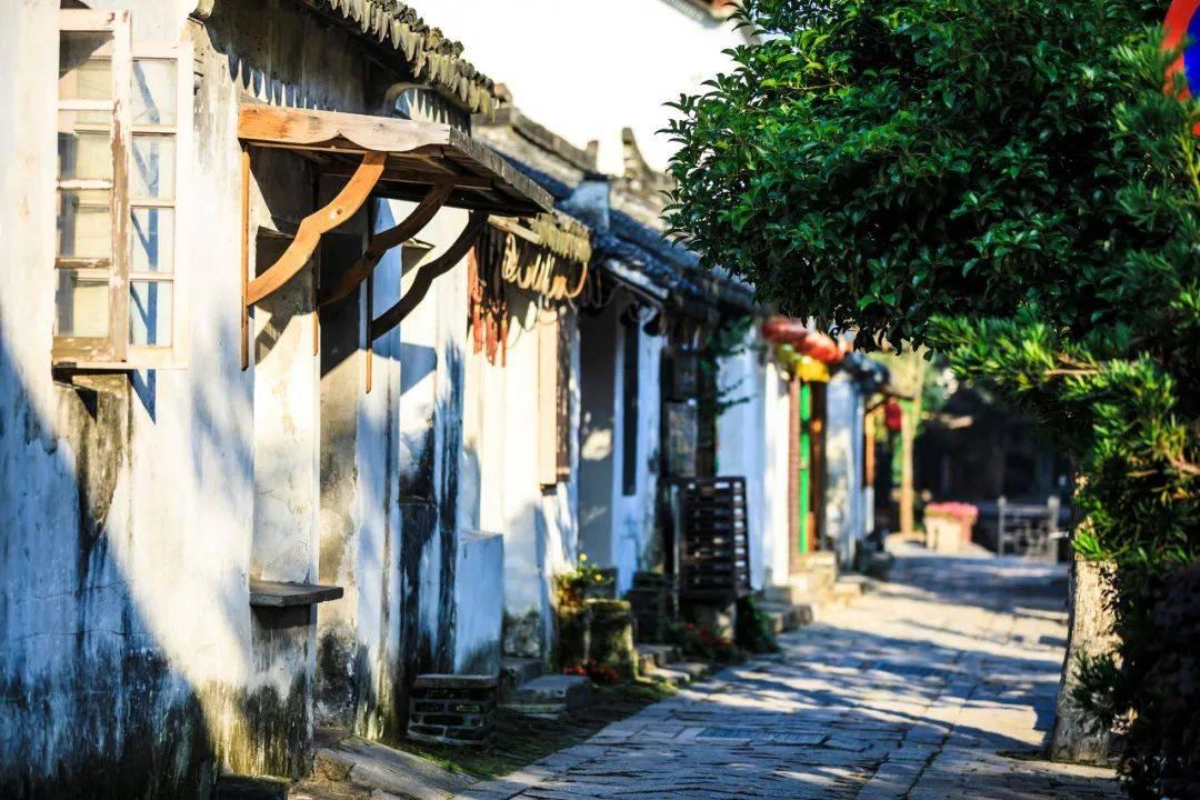 春节前来云南玩,吃云南米线,逛昆明老街,船游滇池这价格贵吗?